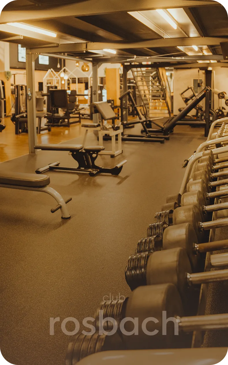 Kraftbereich mit Hanteln und Geräten im peoples Fitness Club Rosbach
