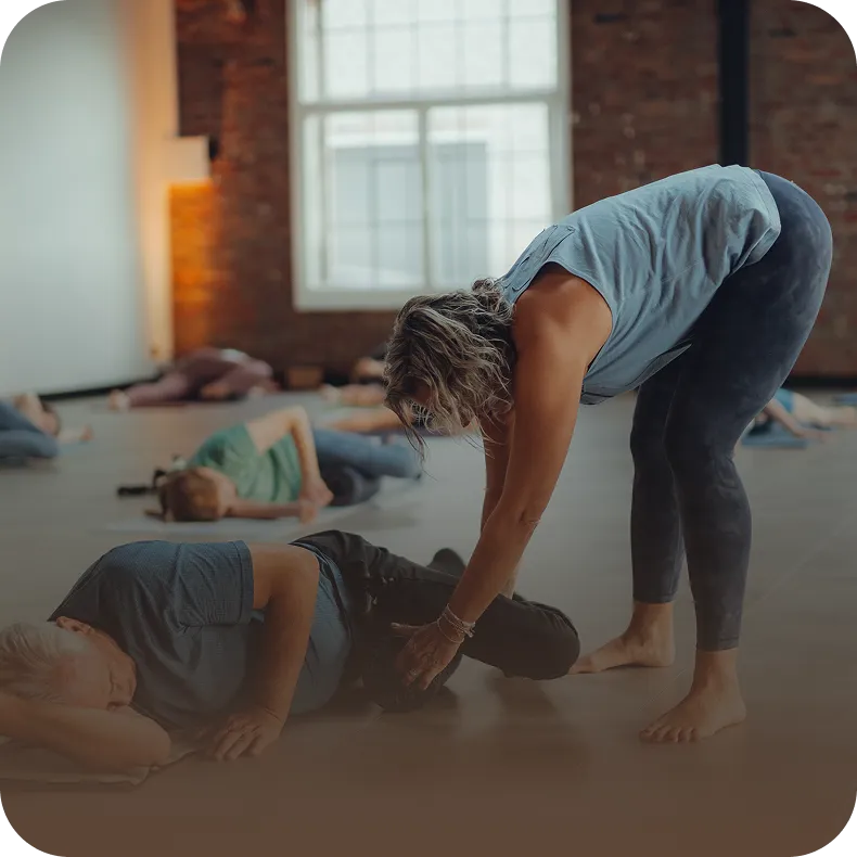 Gesunde Mitarbeitende beim Sport im Peoples Fitness Studio – weniger Krankheitstage