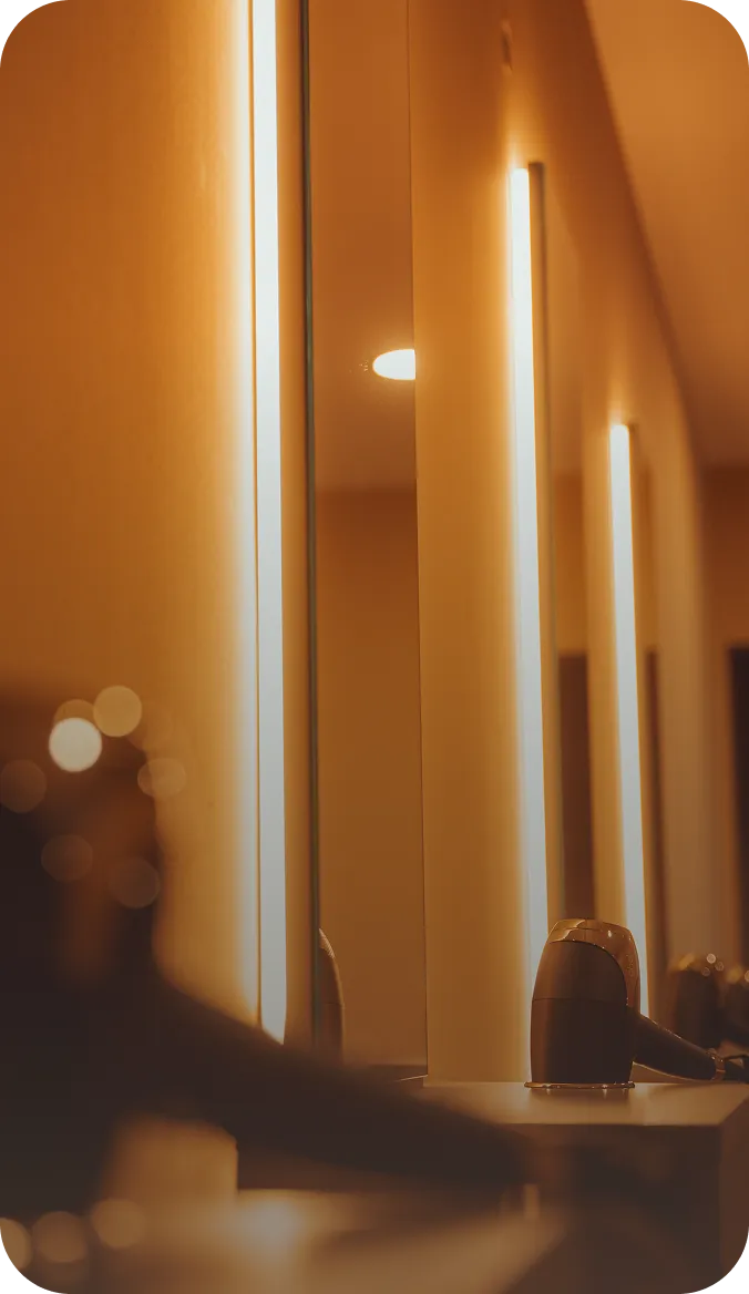 Umkleide mit beleuchteten Spiegeln im peoples Club Bad Homburg