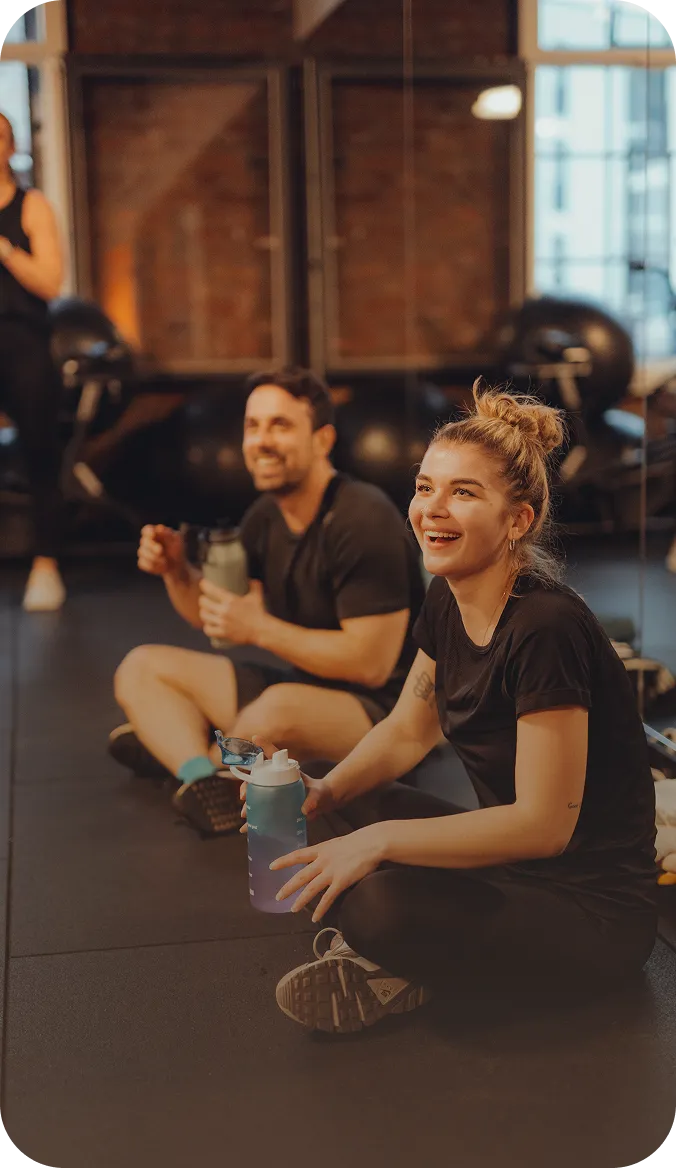 Mitglieder entspannen nach dem Training im peoples Fitnessstudio Karben