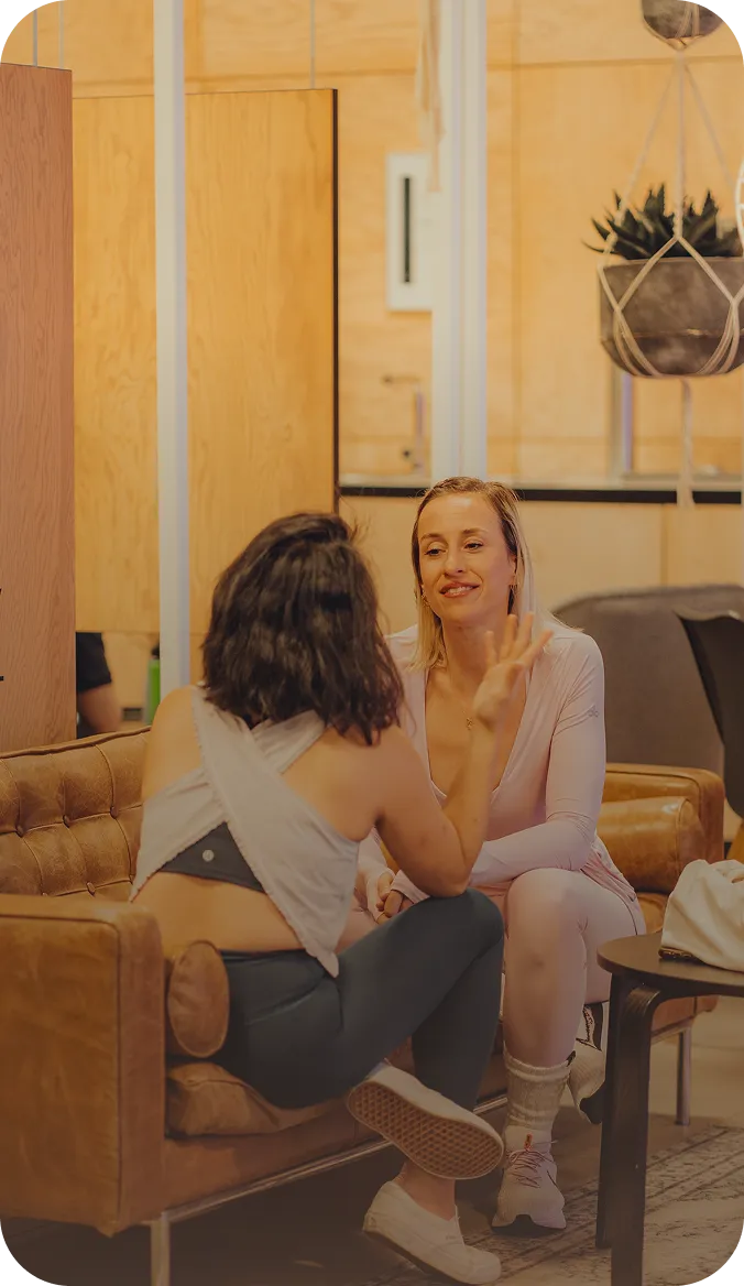 Lounge-Bereich mit Mitgliedern im peoples Fitnessstudio Rosbach