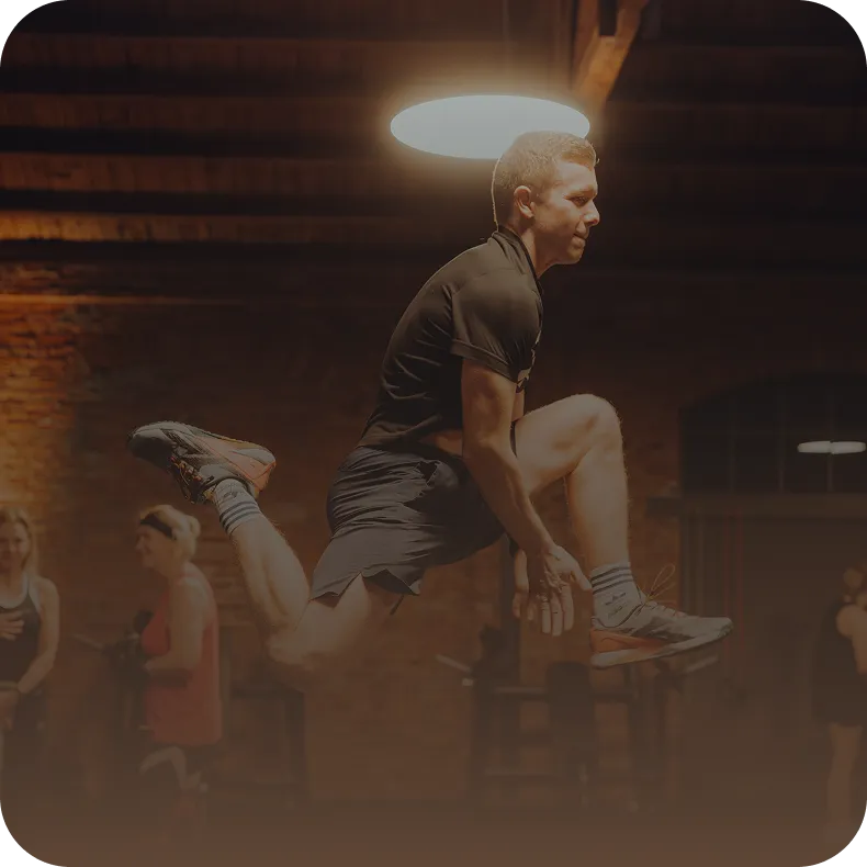 Trainer beim dynamischen Sprungtraining im Peoples Fitness Studio – vielfältige Kursformate