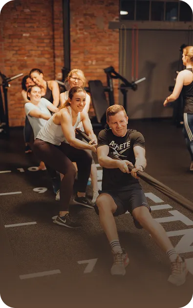 Gruppe trainiert gemeinsam mit Seil im Peoples Fitness Studio – Community Events verbinden Menschen