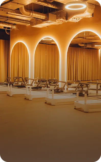 Pilates-Reformer-Raum im Peoples Fitness Studio